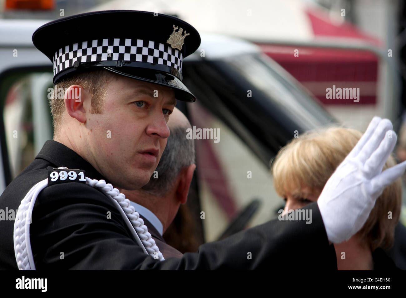 Polizist bei einer Veranstaltung mit dem Bürgermeister von Nottingham, Regie und der Bürgermeister und die breite Öffentlichkeit für ihre Sicherheit zu schützen. Stockfoto