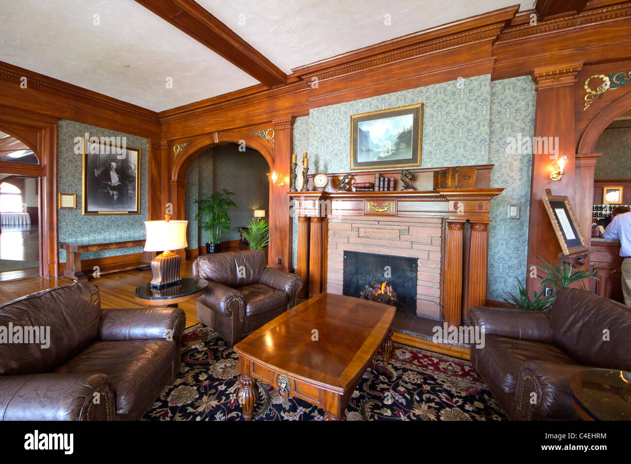 Die Lobby, die Sitzecke mit Kamin des Stanley Hotels in Estes Park, Colorado Stockfoto