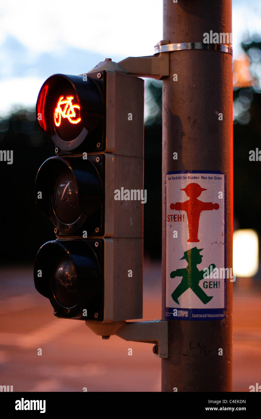 Ampeln für Radfahrer mit einer Erklärung neben über stoppen und gehen mit der Ampel-Männchen aus der ehemaligen DDR Stockfoto