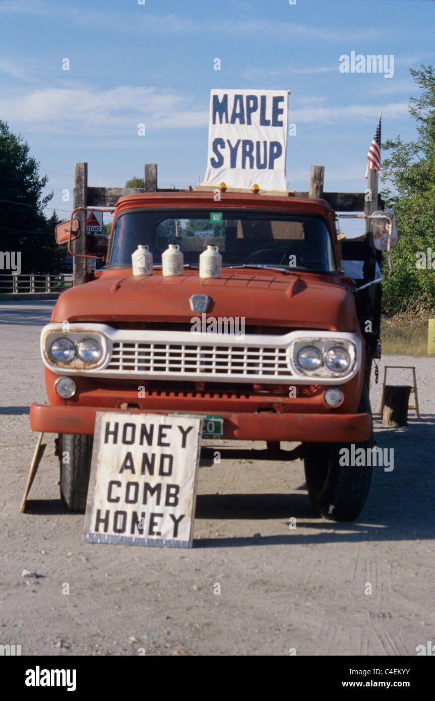 Vermont. Ahornsirup zum Verkauf an der Seite der Straße in alten Ford LKW. 2008 © Bob Kreisel Stockfoto