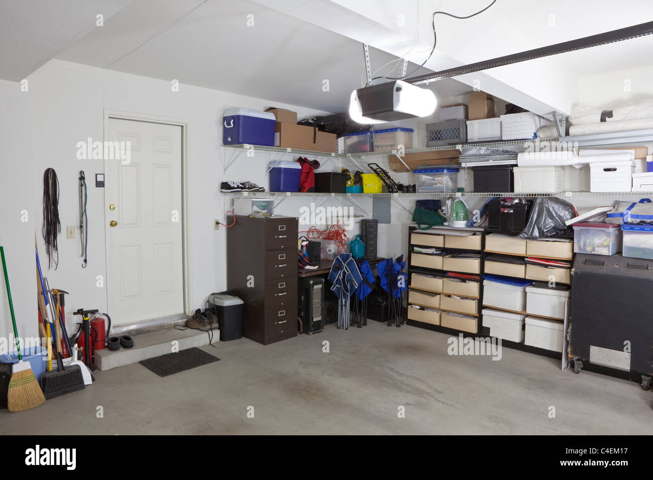 Unordentlich s Garage mit Regalen und Lagerung. Stockfoto