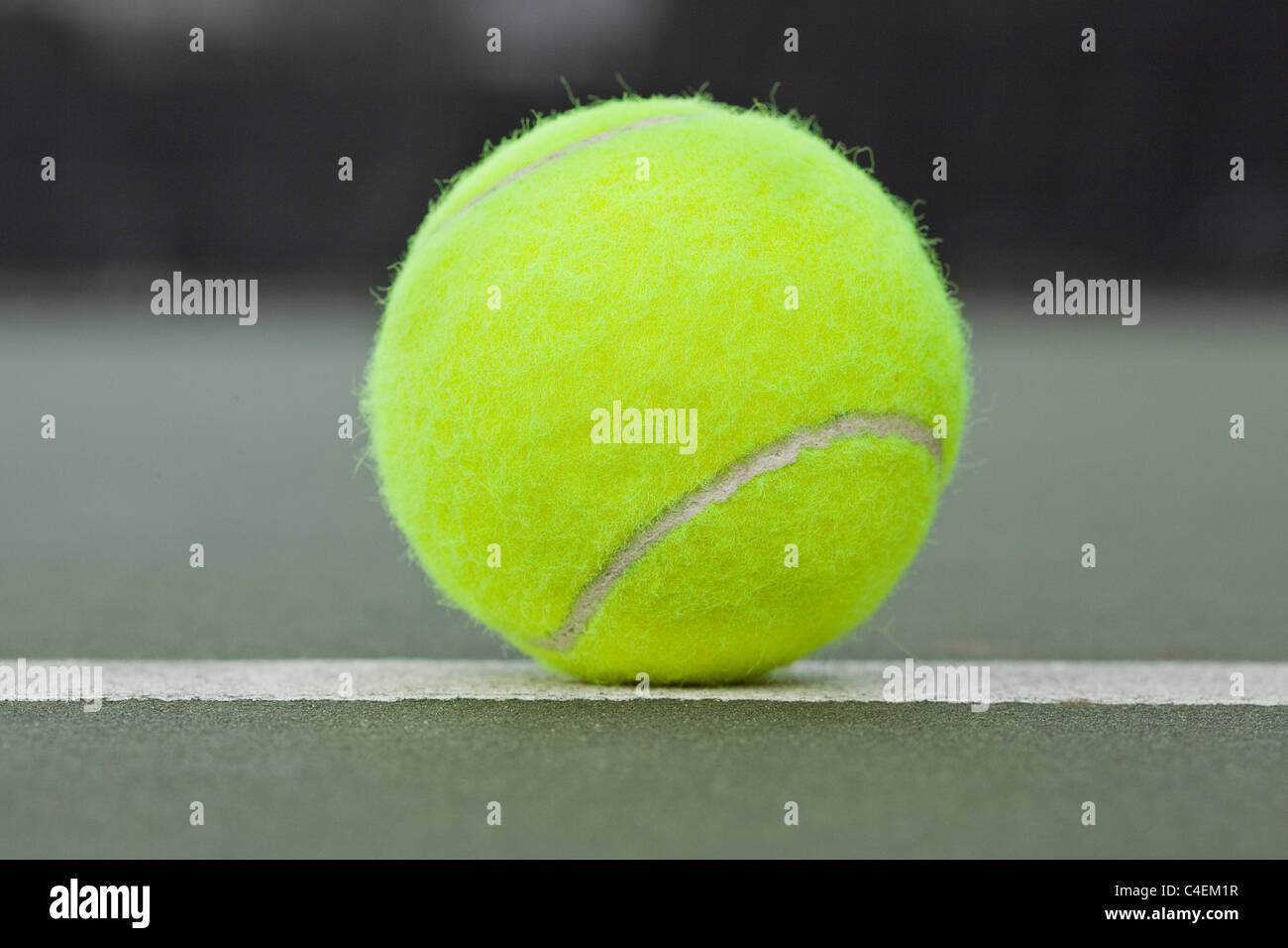 Einen gelben Tennisball auf einem Tennisplatz Stockfoto