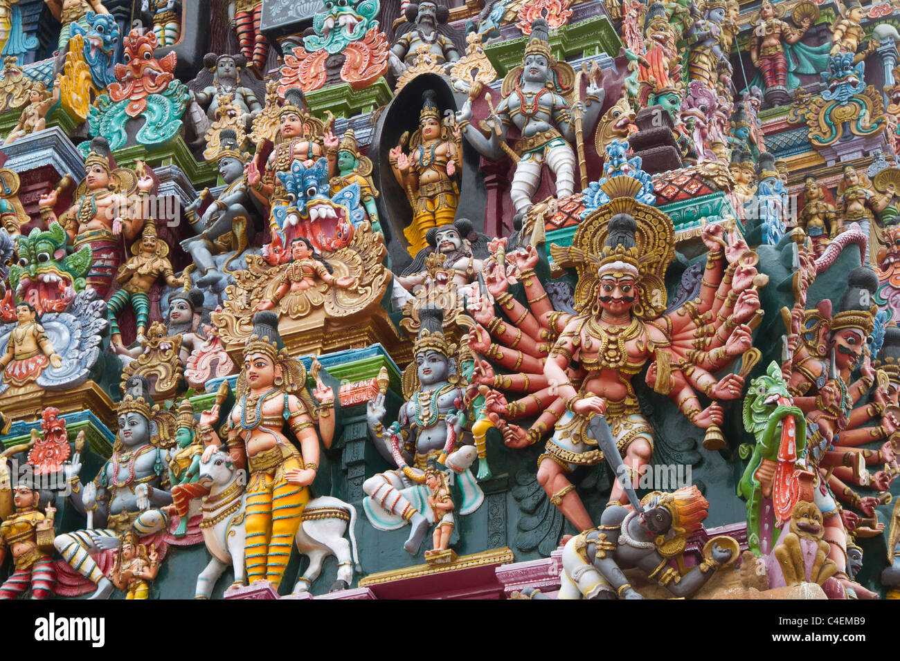 Gopura (pyramidal Tor) mit stuckfiguren der Götter, Göttinnen und Wächter Monster im Sundareshvara Minakshi Tempel. Madurai, Indien abgedeckt Stockfoto