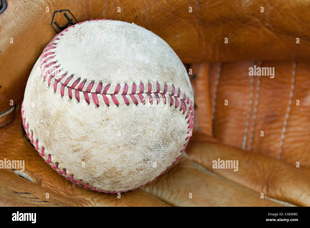 Eine alte abgenutzte Baseball in einem Baseballhandschuh Stockfoto