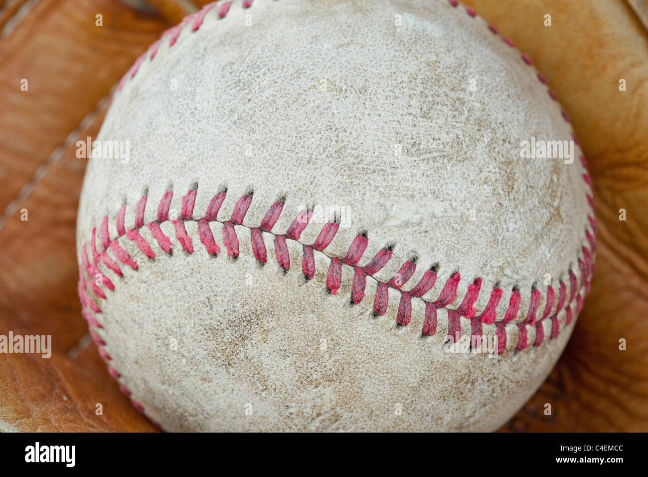 Eine alte abgenutzte Baseball in einem Baseballhandschuh Stockfoto