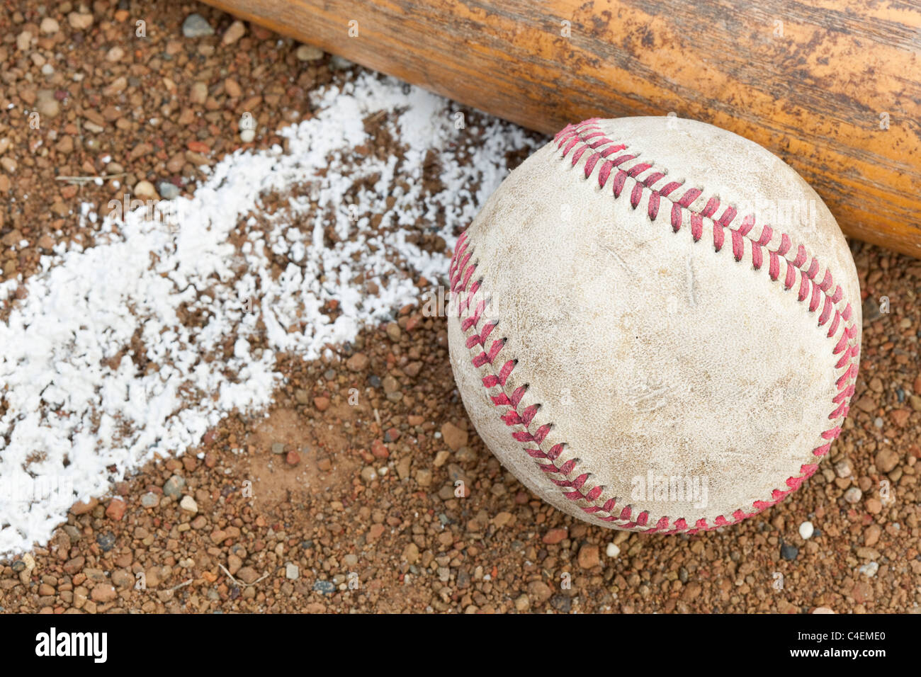 Eine alte abgenutzte Baseball und Fledermaus auf einem Baseballfeld Stockfoto