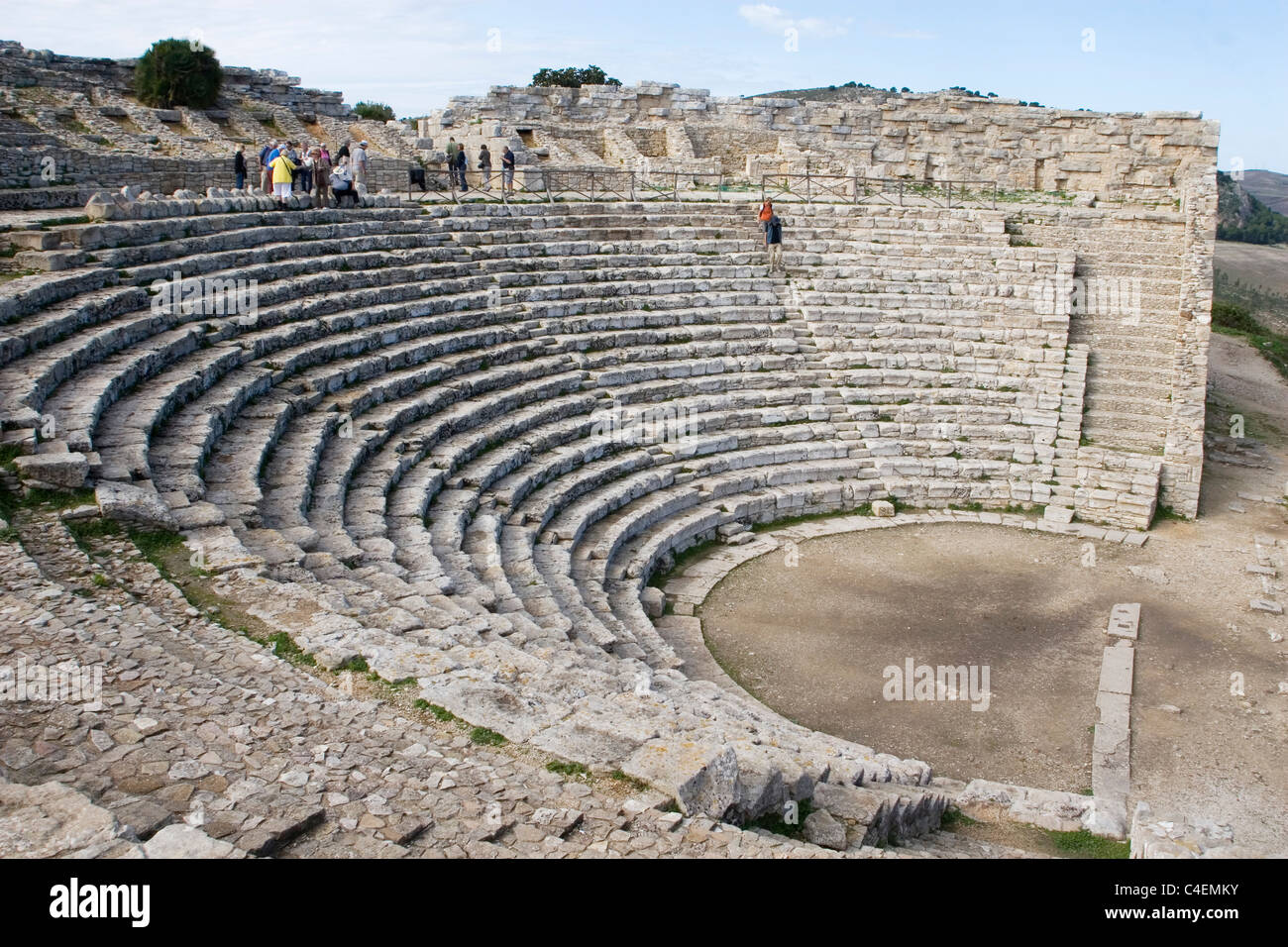 Griechisches Theater in der 3. CentruryBC während der hellenistischen Zeit als einen perfekten Halbkreis gebaut. Segaste, Sizilien, Italien... Stockfoto