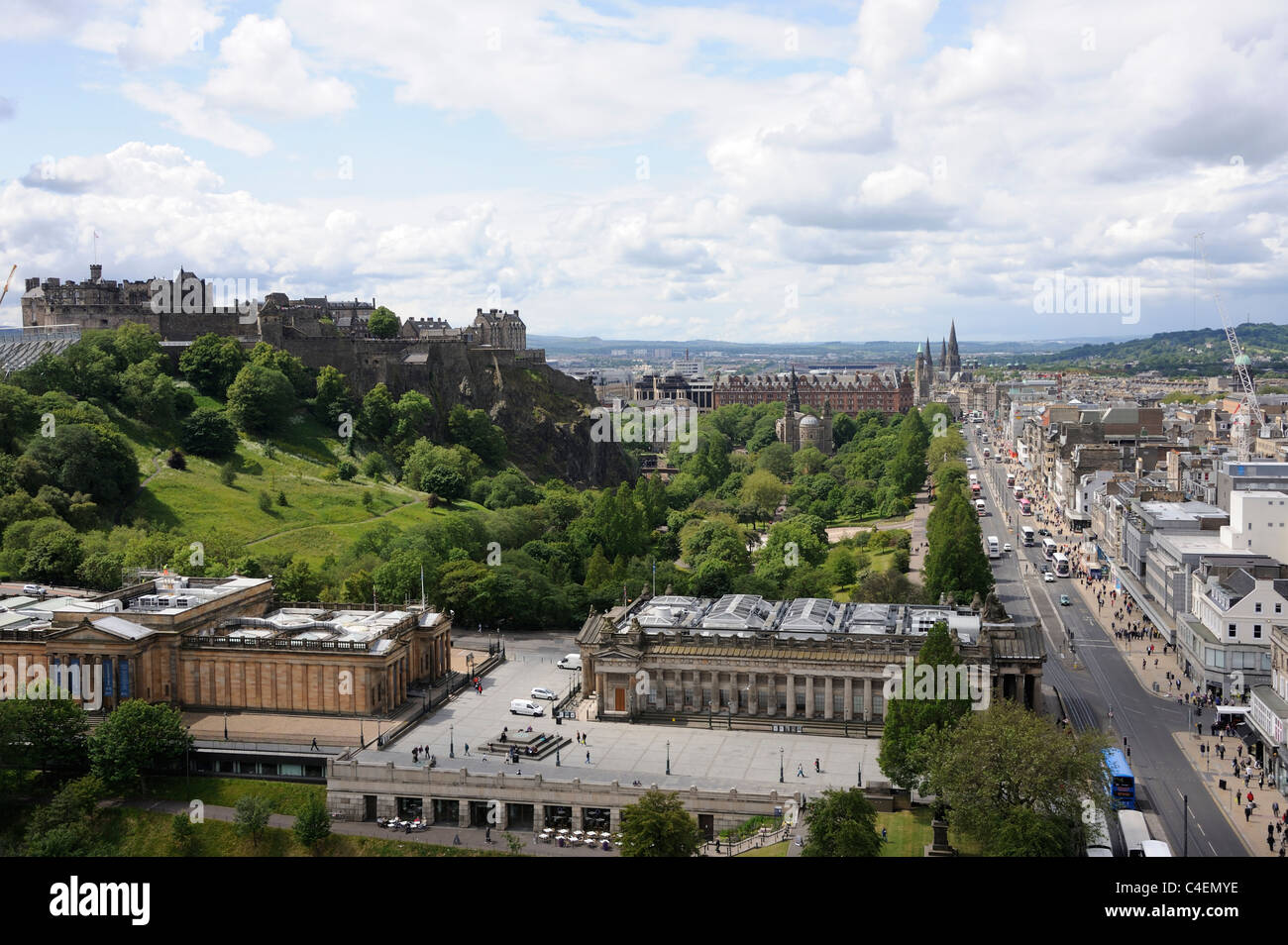 Edinburgh Castle, Blick nach Westen, entlang der Princes Street mit den Nationalgalerien (Sandy gefärbt) und der RSA im Vordergrund Stockfoto