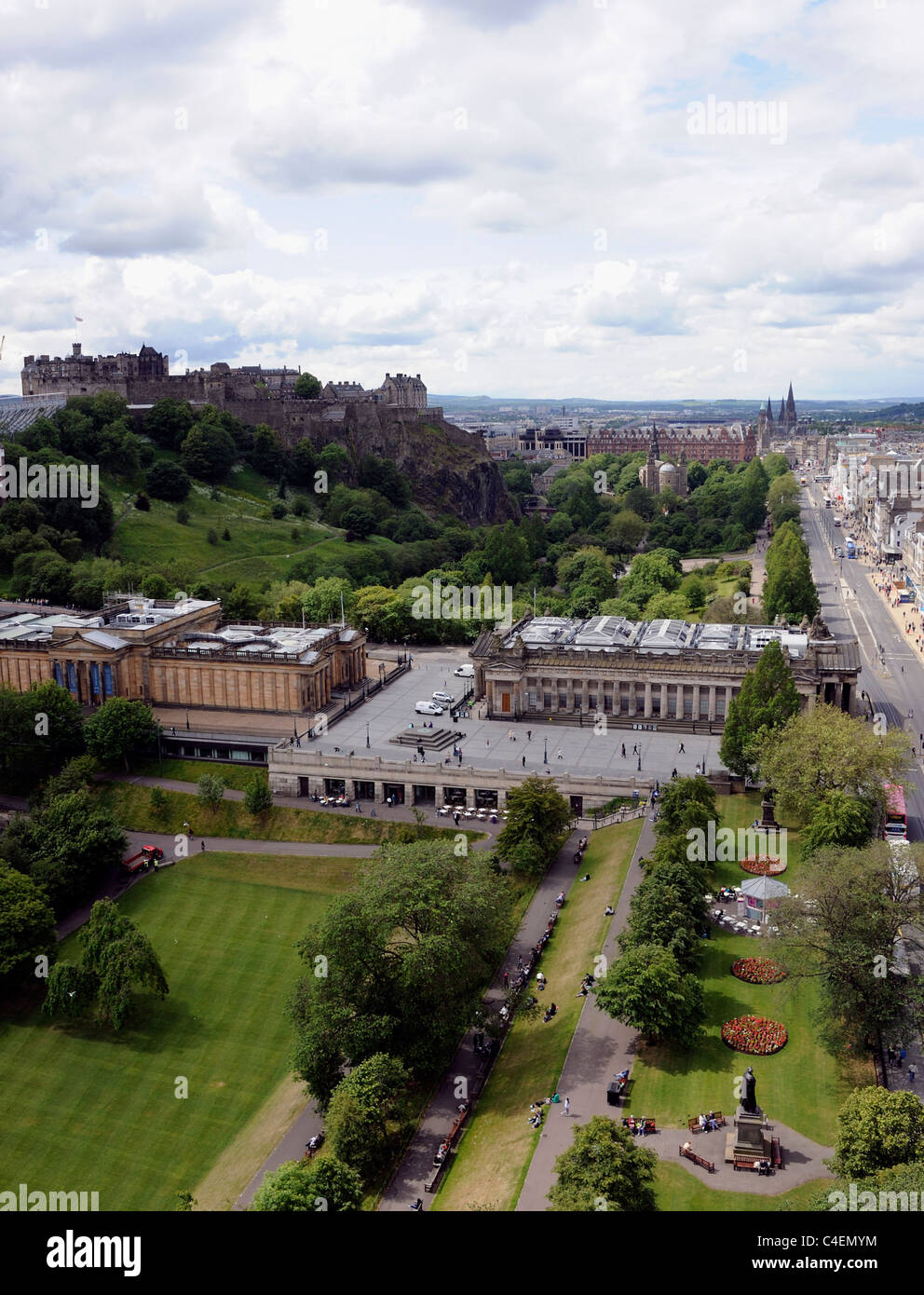 Edinburgh Castle und die National Galleries of Scotland (links) und der Royal Scottish Academy (rechts) in den Princes Street Gardens Stockfoto