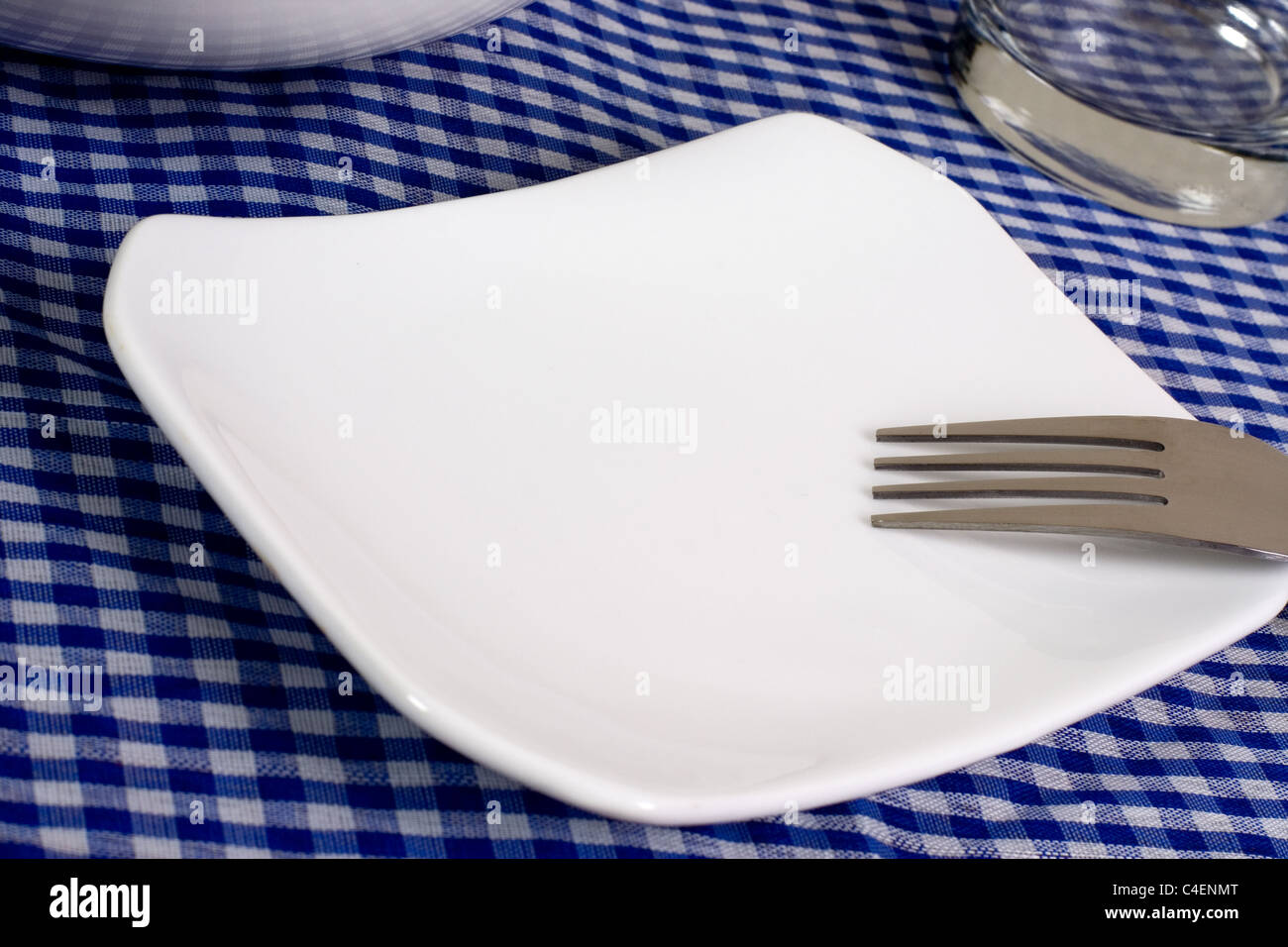 Leeren Teller auf einem Esstisch Stockfoto