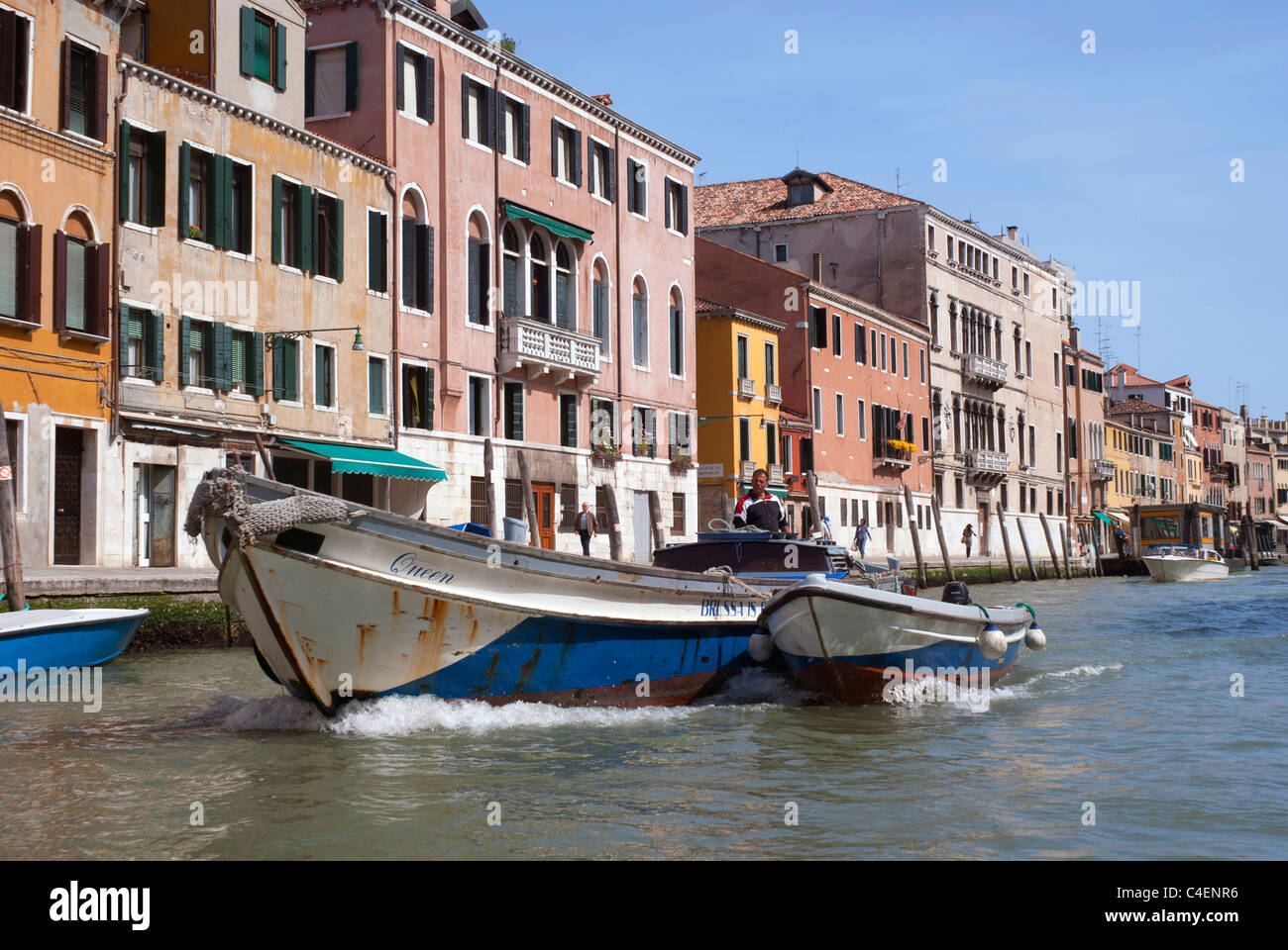 Ein Workboat auf dem Cannaregio Canal in Venedig, Italien Stockfoto