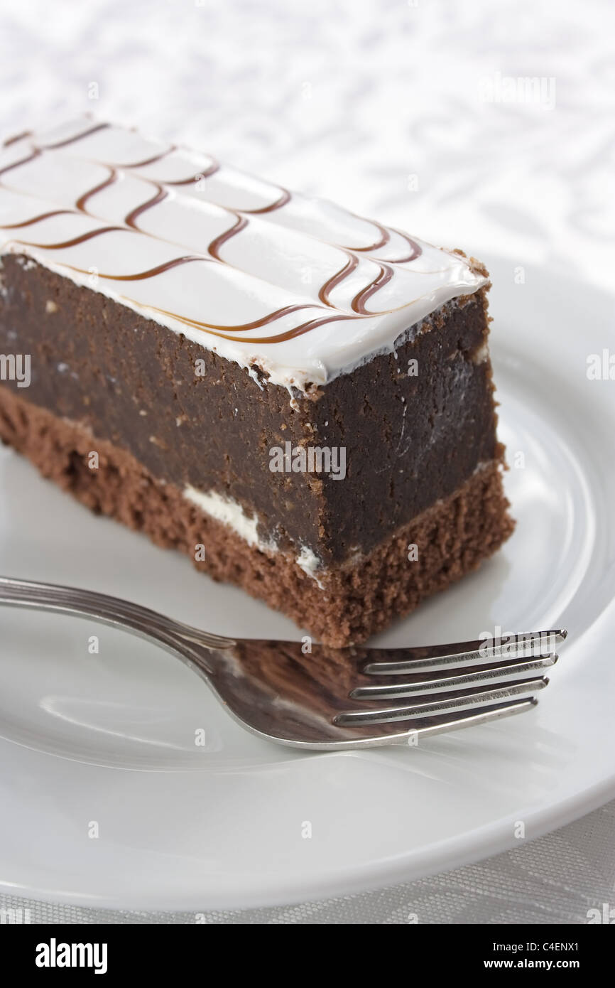 Schokolade Kuchen mit weißer Glasur Stockfoto