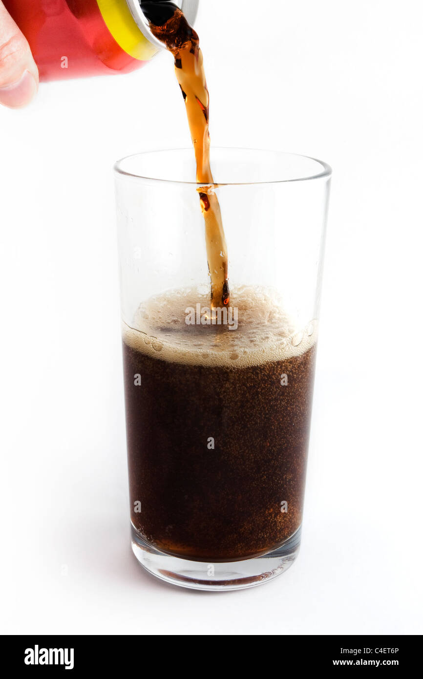 Cola-Getränk in ein Glas aus der Dose über weiß Gießen Stockfoto