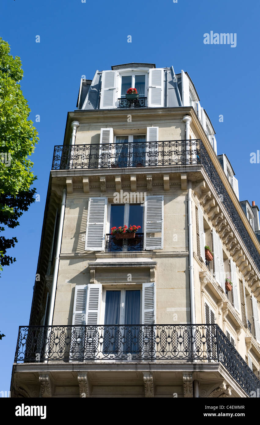 Jugendstil-Fassade am Boulevard de Magenta, Ecke rue Guy Patin in Paris in der Nähe von Gare du Nord Stockfoto