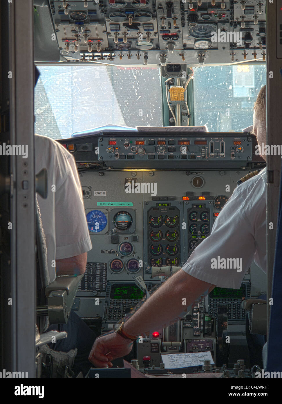 Piloten im Cockpit des Flugzeugs, die Vorbereitung auf ausziehen Prüfung der Fluginstrumente Stockfoto