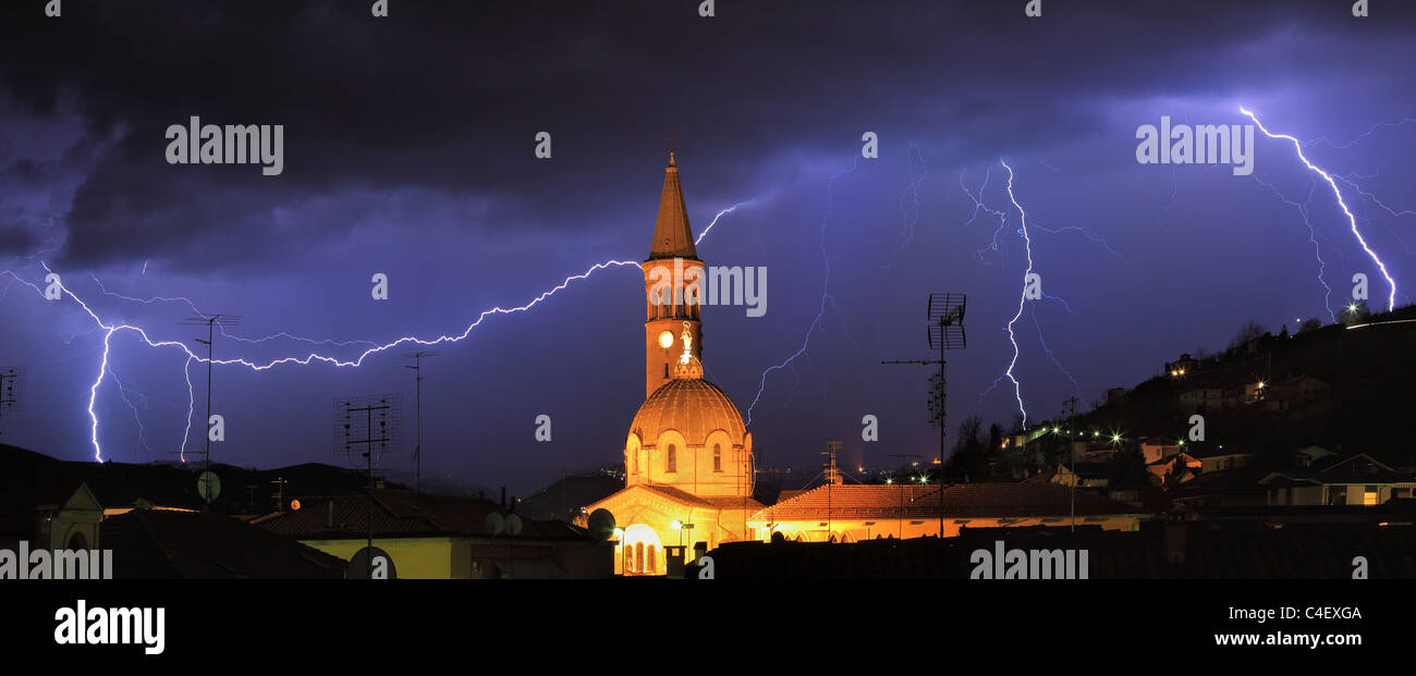 Panoramablick auf Blitze über Alba und die umliegenden Hügel bei Gewitter im Norden Italiens. Stockfoto