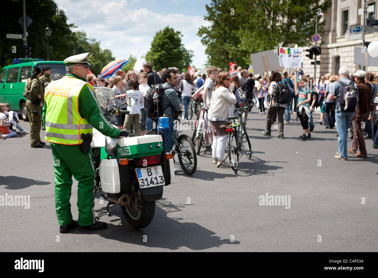 Deutscher Polizist mit Motorrad am Protestmarsch in Berlin Stockfoto