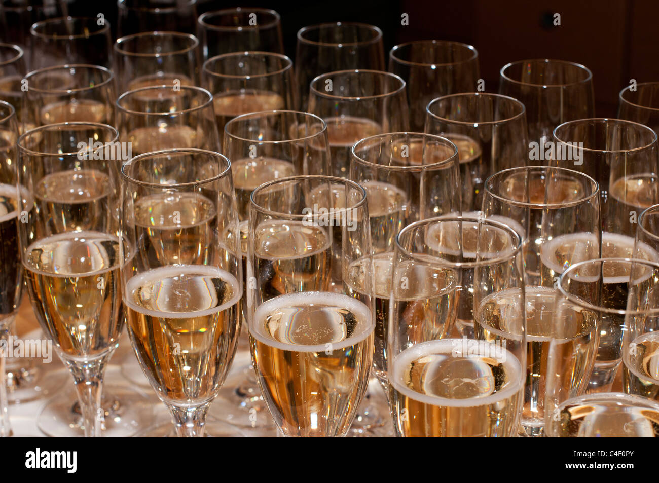 Sektglas Gläser gefüllt mit Champagner Stockfoto