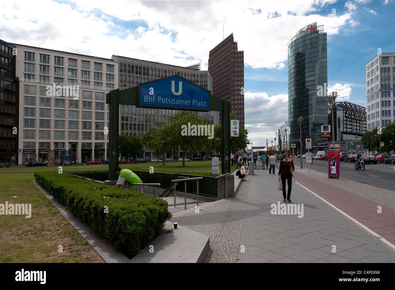 Blick auf den Potsdamer Platz in Berlin mit u-Bahnstation und Kollhoff und DB-tower Stockfoto