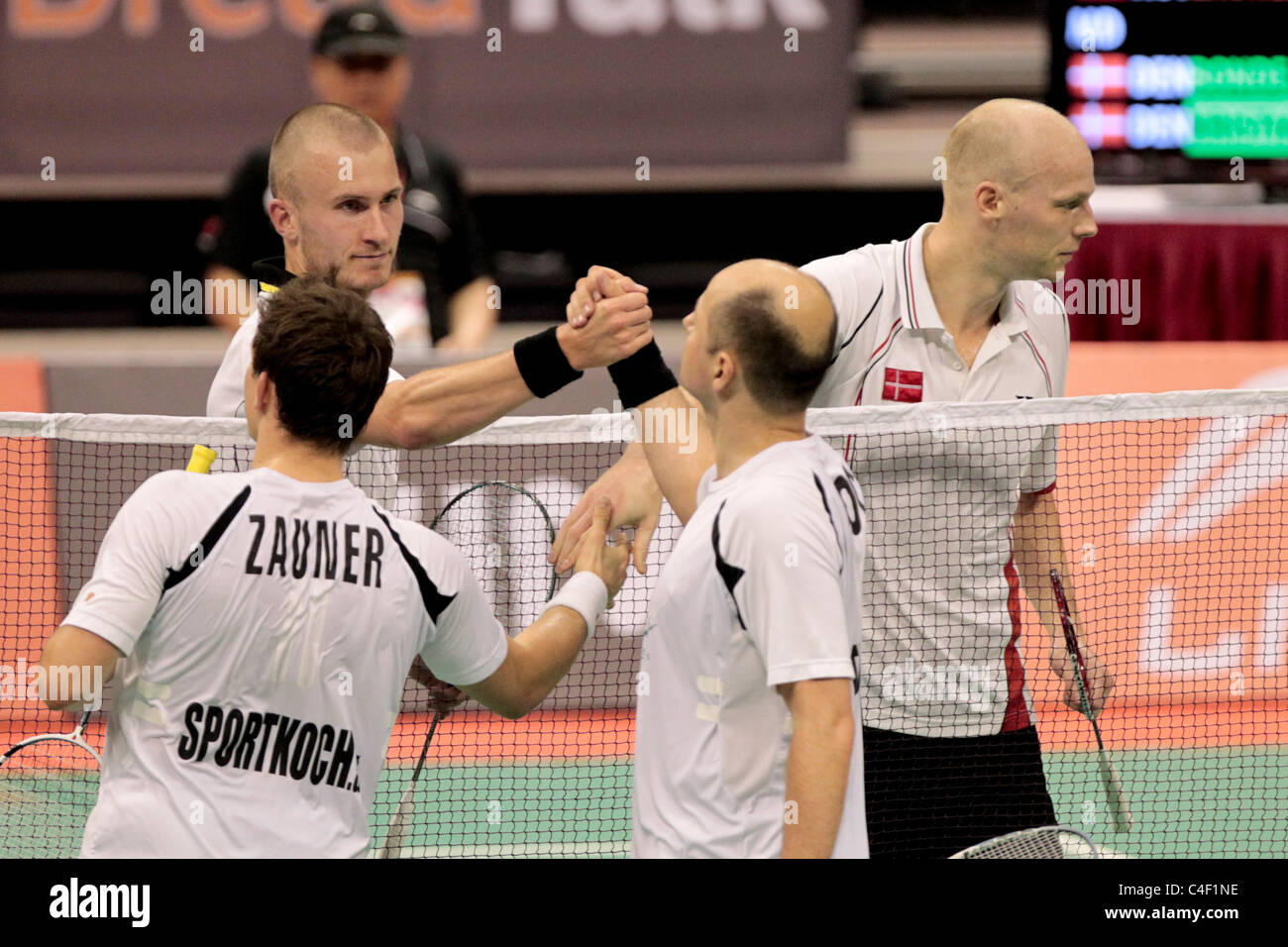 Rasmus Bonde und Anders Kristiansen interagieren mit Peter Zauner und Juergen Koch, nachdem ihre Männer; s Doppel Qualifikation entsprechen. Stockfoto