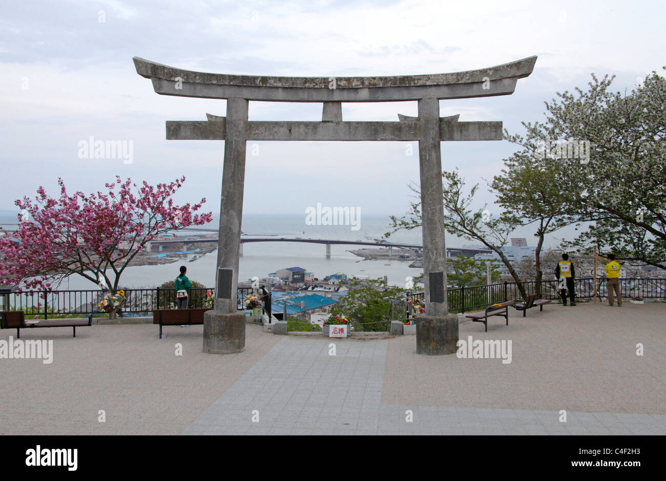Ein Shinto-Schrein-Tor am Hiyoriyama Park einen Blick hinunter vom Tsunami verwüsteten Stadt 11. März 2011und den Pazifischen Ozean Stockfoto
