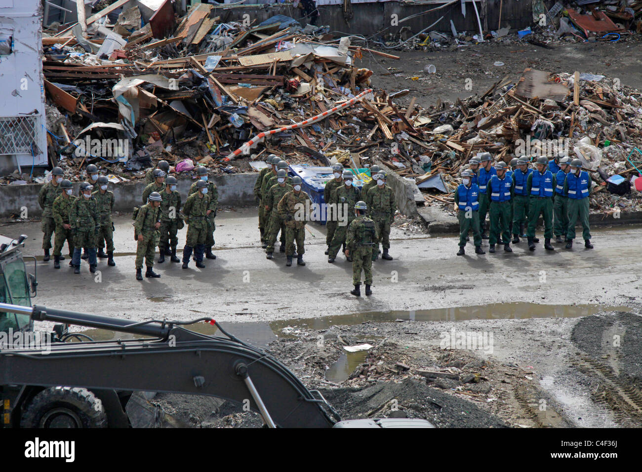 Japan self defence Force wird zu Beginn der Arbeit in einem Bereich wo von Ishinomaki Stadt Miyagi Japan Tsunami verwüstet Stockfoto