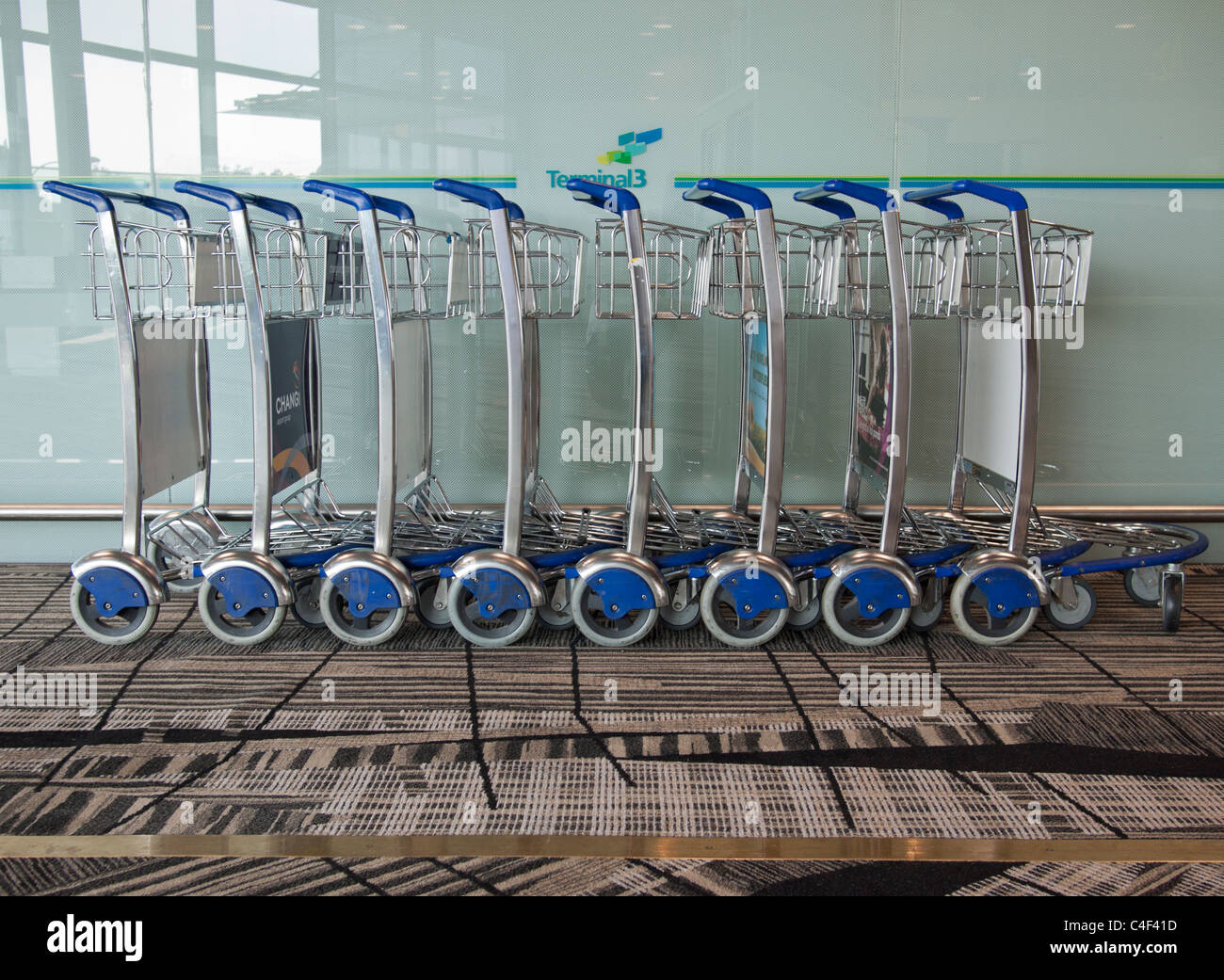 Flughafen Gepäckwagen am Flughafen Singapur Stockfoto