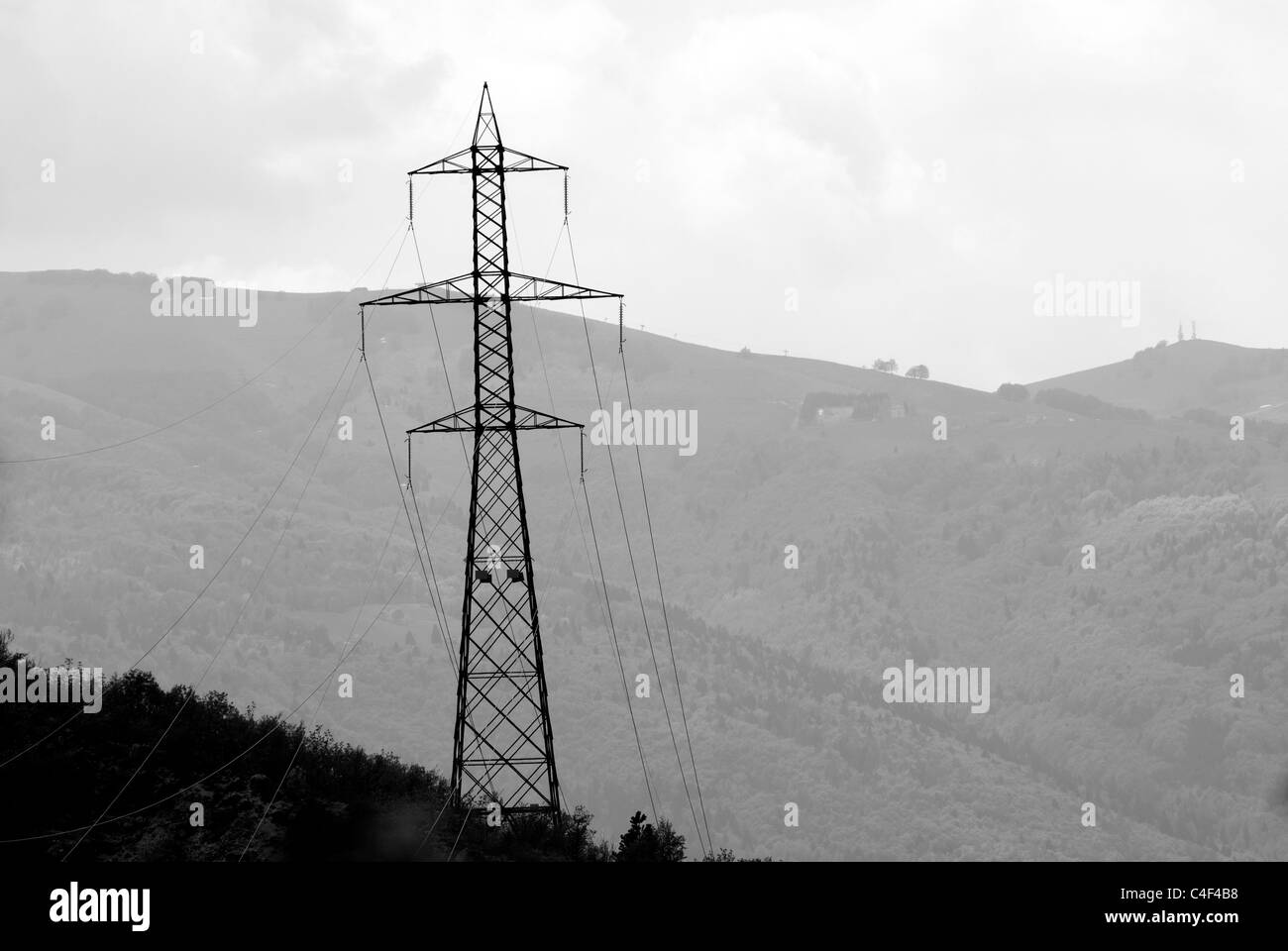 Strommasten mit langem Kabel am Tag Stockfoto
