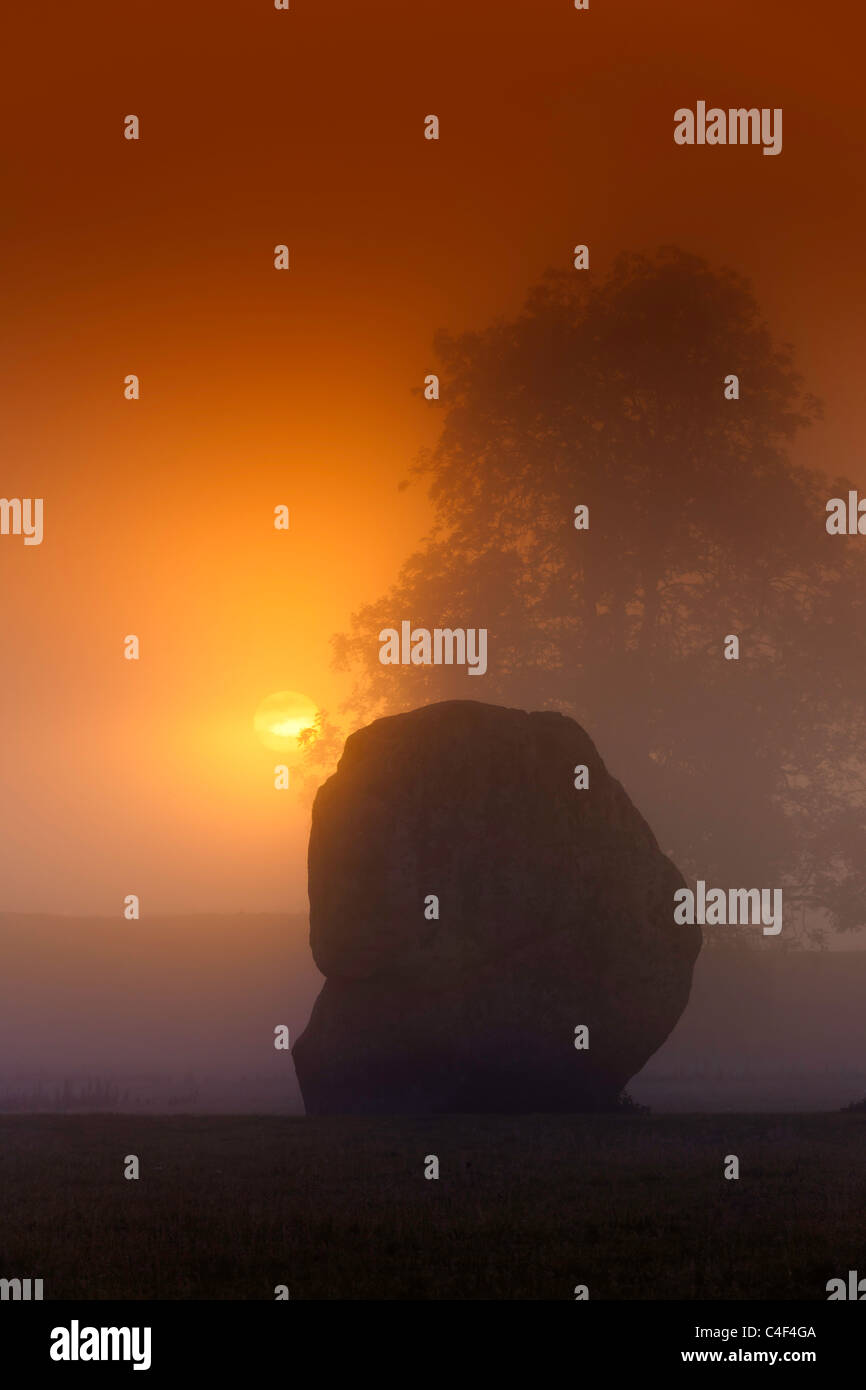 Nebligen Sonnenaufgang in Avebury - Wiltshire Stockfoto