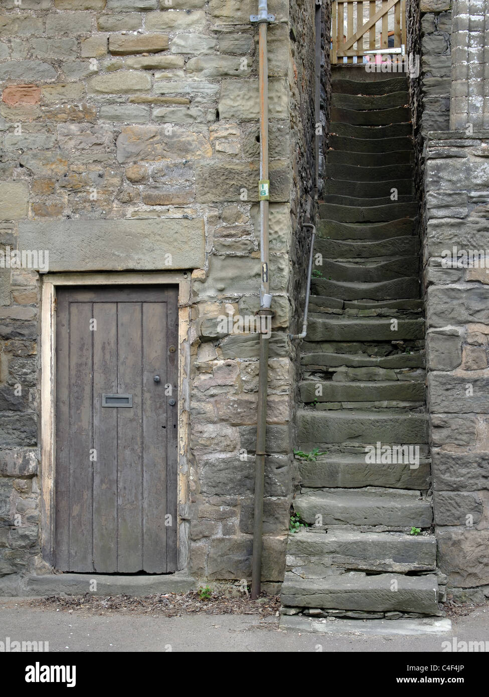 Alte abgenutzte Stein Schritte im oberen Lydbrook, Gloucestershire, England, UK Stockfoto