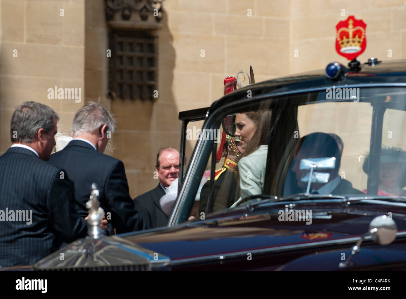 Seine königliche Hoheit Herzogin von Cambridge (Kate Middleton) Ankunft Reihenfolge der Strumpfband-Zeremonie in WIndsor Castle Stockfoto