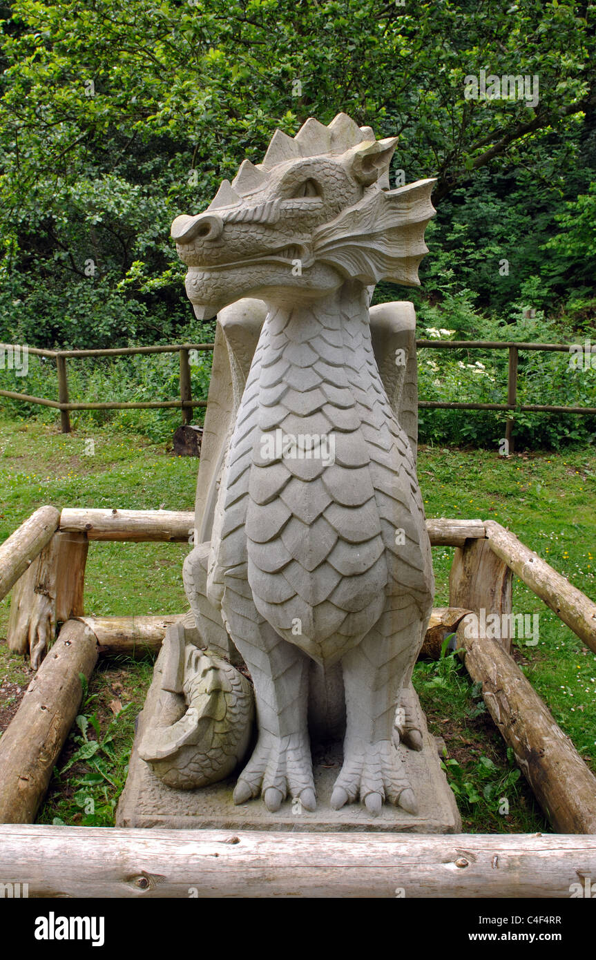 Drachen Skulptur in der Nähe von Dean Heritage Centre, Soudley, Gloucestershire, England, UK Stockfoto