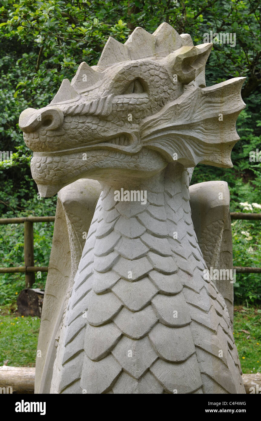 Drachen Skulptur in der Nähe von Dean Heritage Centre, Soudley, Gloucestershire, England, UK Stockfoto