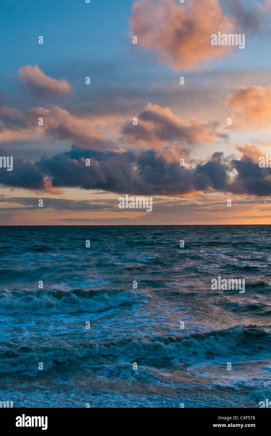 stürmischer Sonnenuntergang auf Küste, Cleveleys, Lancashire, England, uk Stockfoto