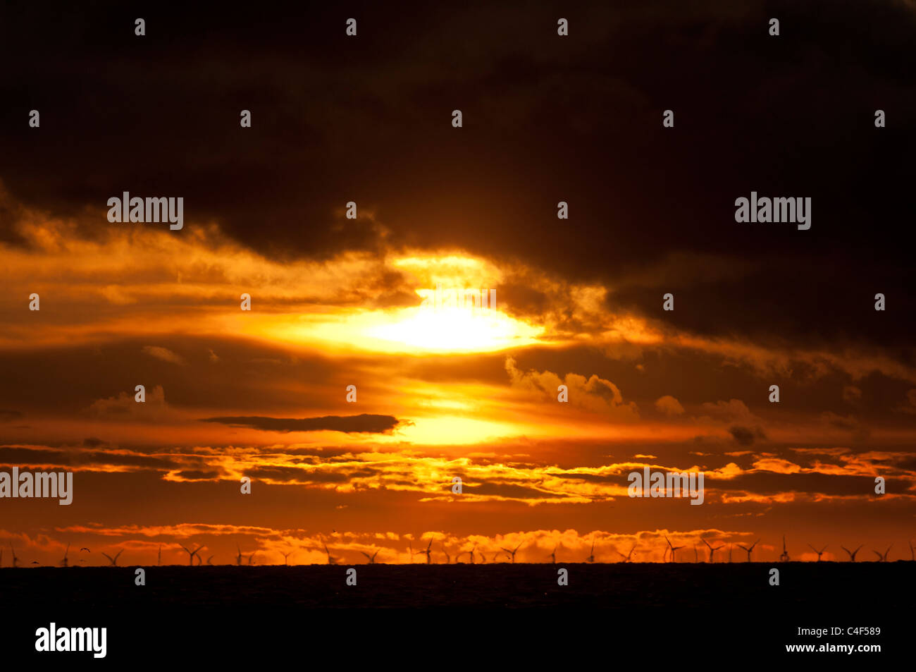 stürmischer Sonnenuntergang auf Küste, Cleveleys, Lancashire, England, uk Stockfoto