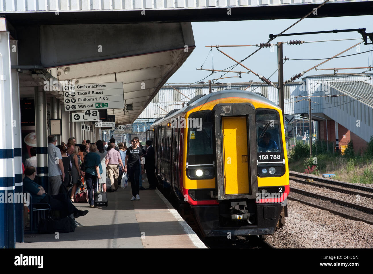 Klasse 158 Personenzug in East Midlands Trains Lackierung wartet am Bahnhof in England. Stockfoto