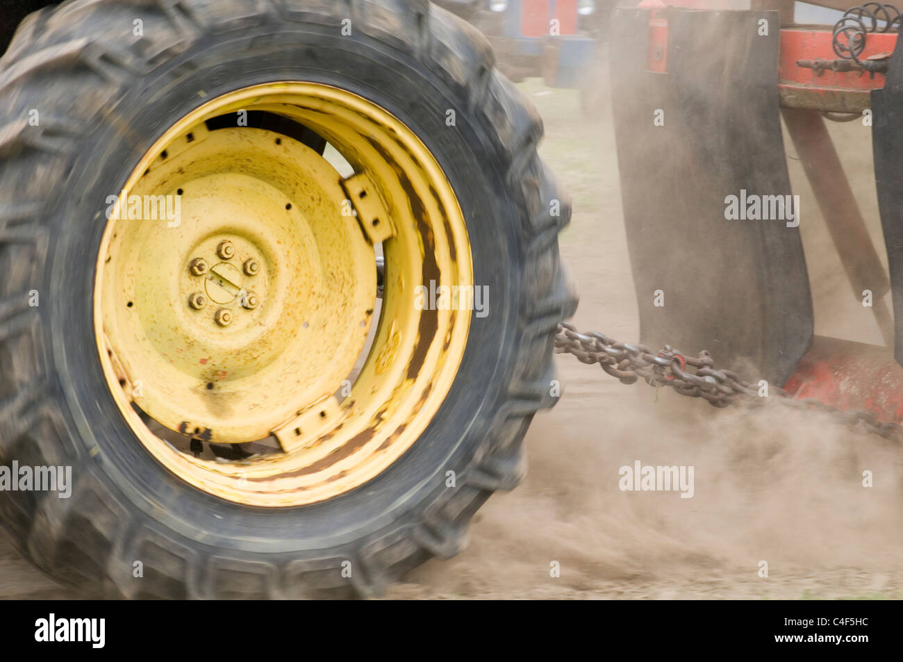 Kette unter Spannung Kraft Kräfte Stretch Traktor pulling Rad Räder Lauffläche Griff ziehen ziehen ziehen ziehen griffige Traktion stra Stockfoto