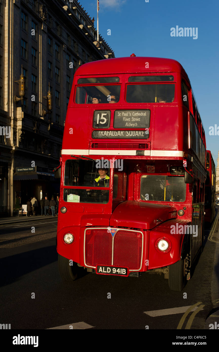 Rote Doppeldecker Routemaster Bus Nr. 15, London, UK Stockfoto