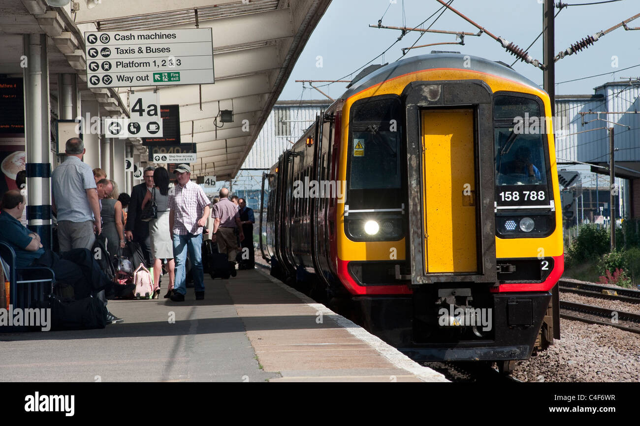 Klasse 158 Personenzug in East Midlands Trains Lackierung wartet am Bahnhof in England. Stockfoto
