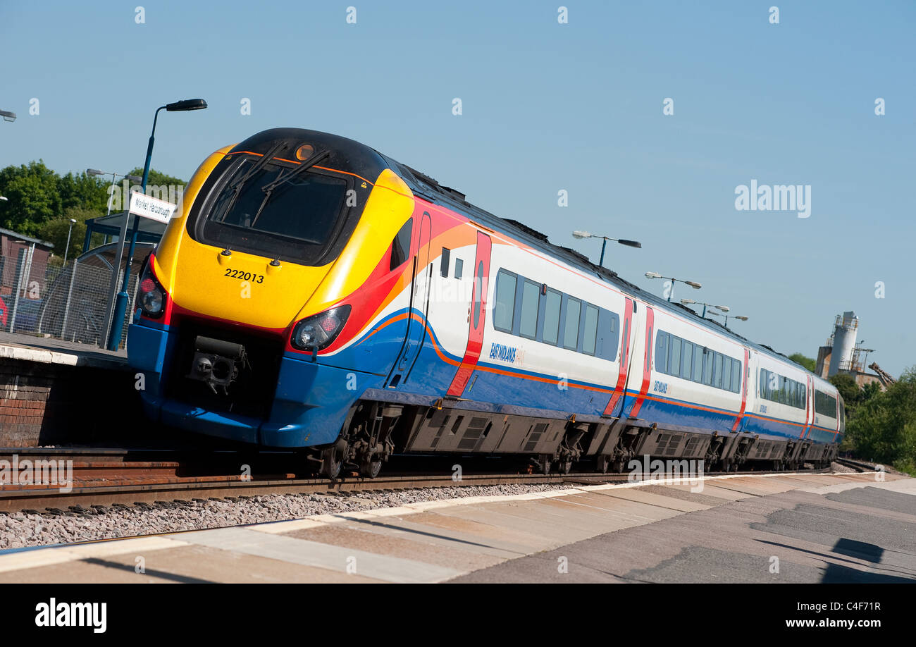 Klasse 222 Meridian Zug in East Midlands Trains Lackierung am Bahnhof Market Harborough, Leicestershire, England. Stockfoto
