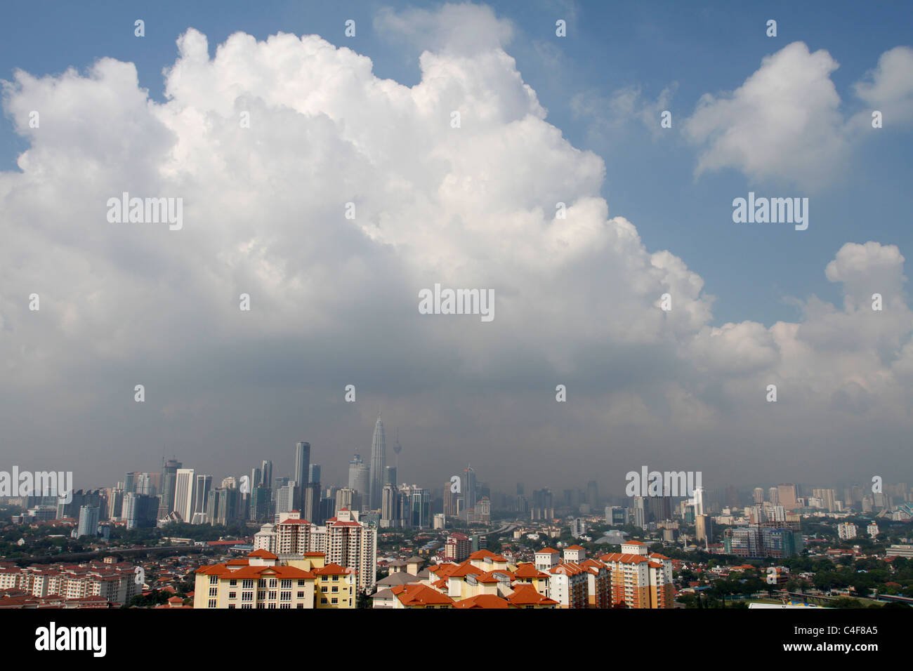 Dunst und dramatische Cloud absteigend auf Kuala Lumpur in Malaysia. Stockfoto