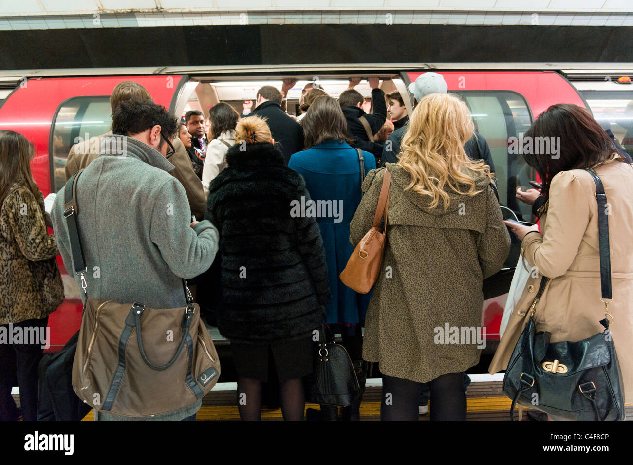 Pendler, die versuchen, überfüllten Central Line U-Bahn Wagen während der morgendlichen Berufsverkehr, UK an Bord Stockfoto