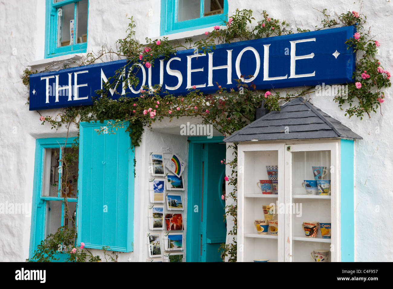 Bunt bemalte Geschenk Ladenfront und Shop melden Sie sich an der Cornish Fischen Dorf Mousehole, Cornwall, England Stockfoto
