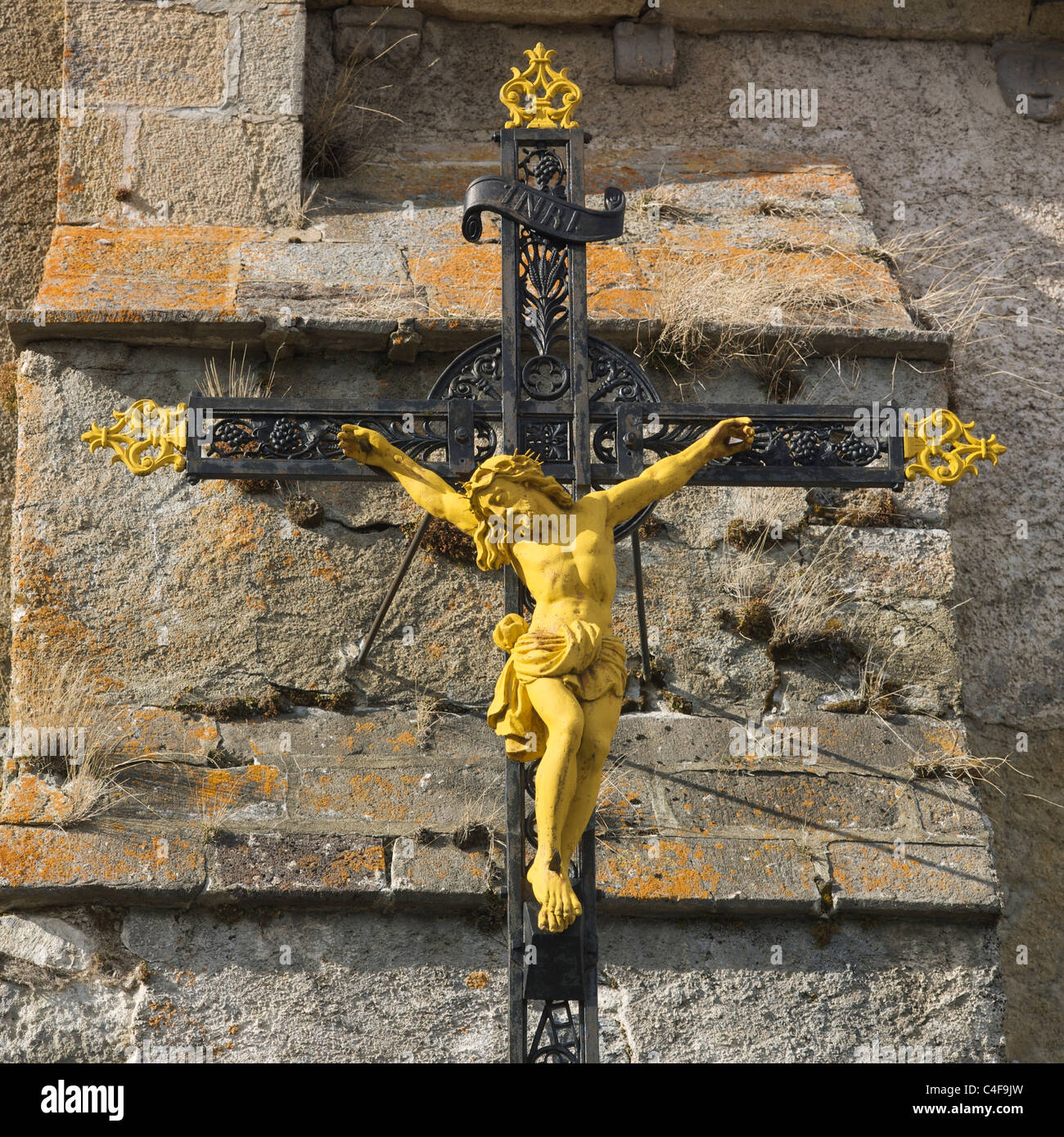 Kreuzigung vor den Mauern der Kirche. Stockfoto