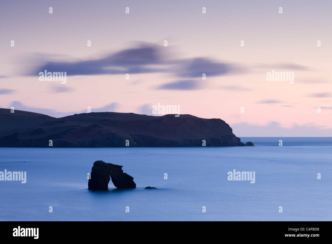 Dämmerung über Thurlestone Rock, South Hams, Devon, England. Winter (Januar) 2010. Stockfoto