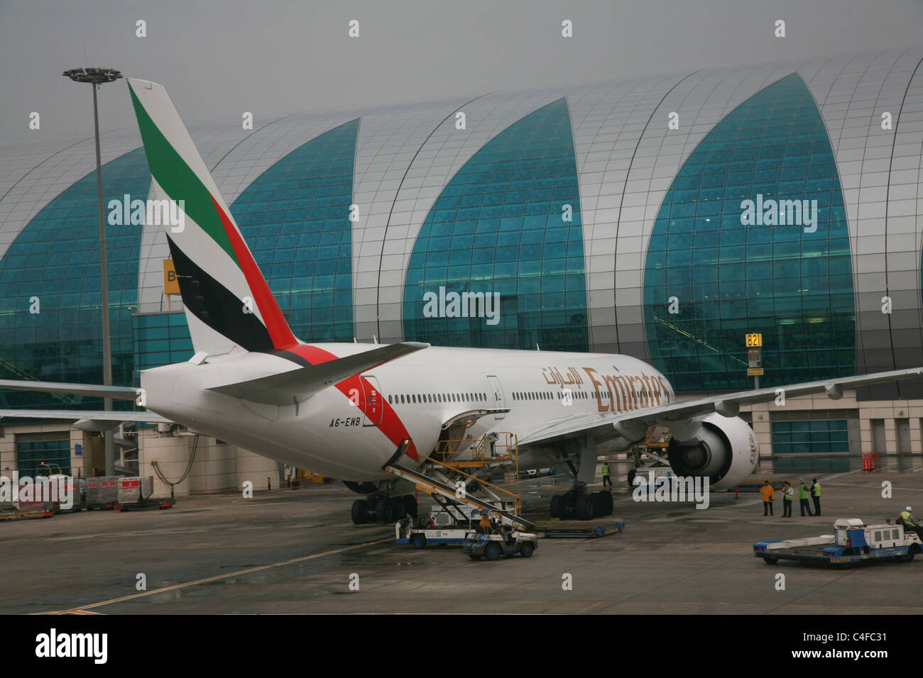 Emirates Airline Flugzeug am Gate Flughafen Dubai Vereinigte Arabische Emirate Stockfoto