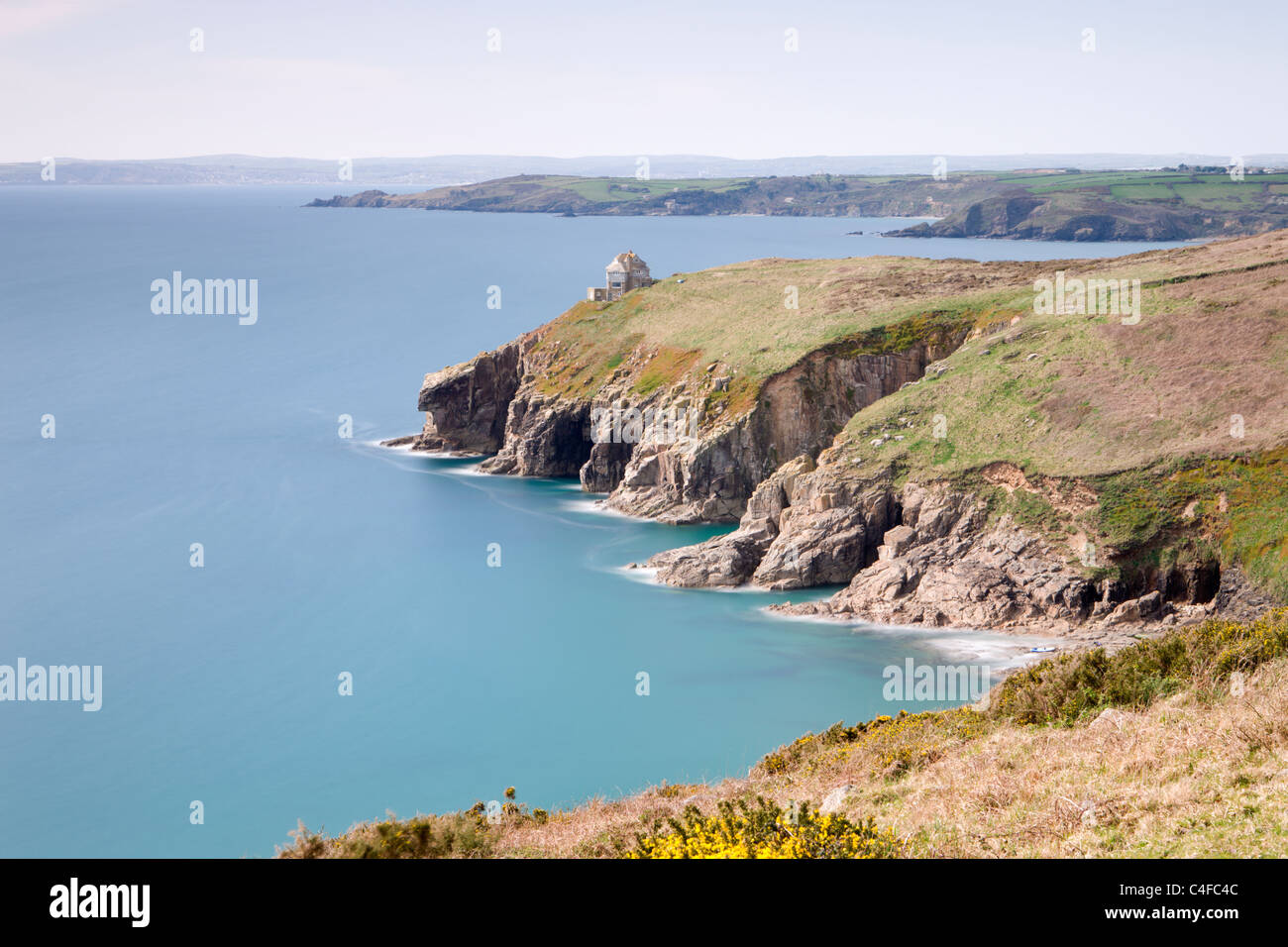 Porthcew und Rinsey Kopf mit Fernsicht, Prussia Cove, Cornwall, England. Frühling (April) 2010. Stockfoto