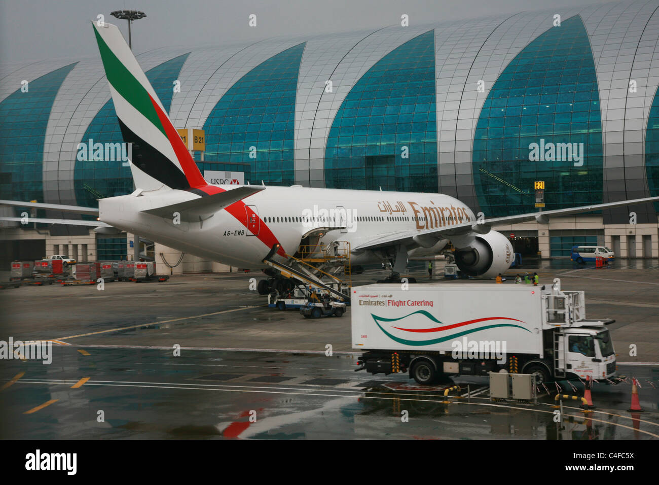Emirates Airline Flugzeug am Gate Flughafen Dubai Vereinigte Arabische Emirate Stockfoto