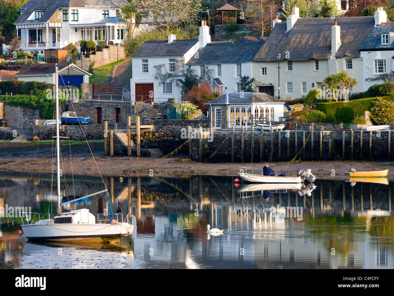 Ferienhäuser und Boote neben dem Fluss Yealm an Newton Ferrers, South Hams, Devon, England. Frühjahr 2010 (Mai). Stockfoto