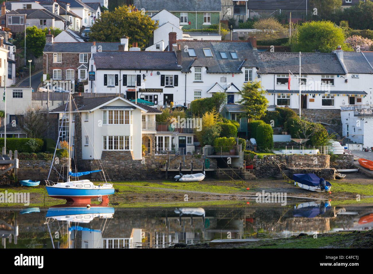 Häuser und Boote neben dem Fluss Yealm in der malerischen South Hams Dorf von Newton Ferrers, Devon, England. Stockfoto